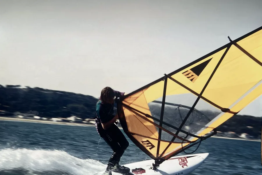 Modern windsurfboard met licht zeil in actie op het water