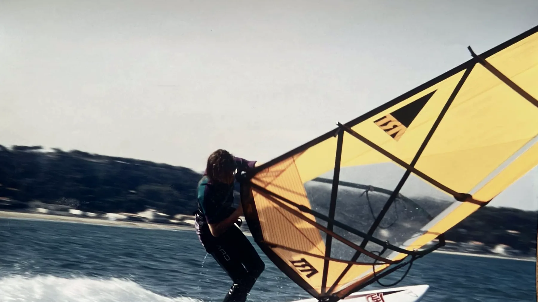 Modern breed windsurfboard in actie op het water