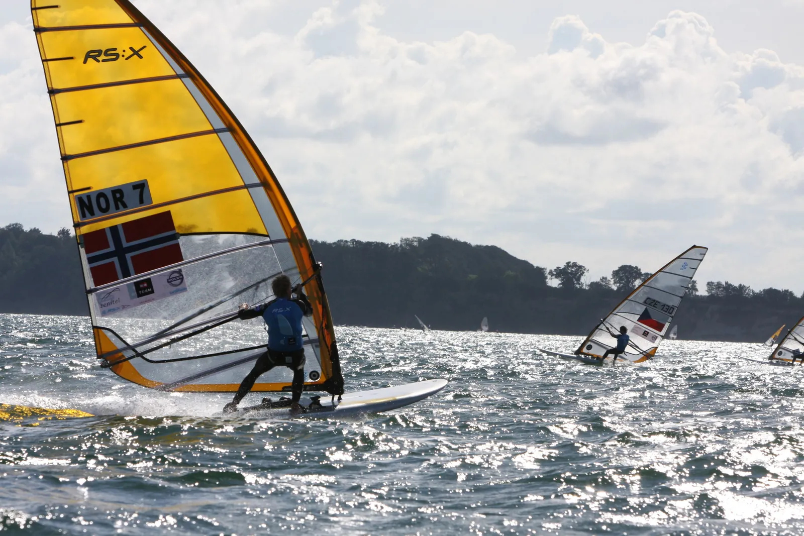 Windsurfer op een modern board met een groot zeil