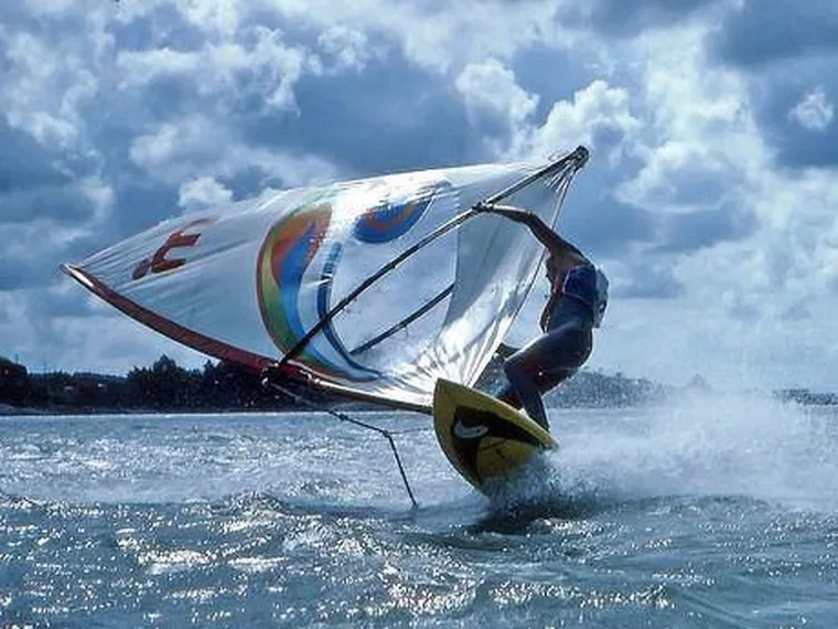Oldschool windsurfset met vintage plank uit de jaren tachtig